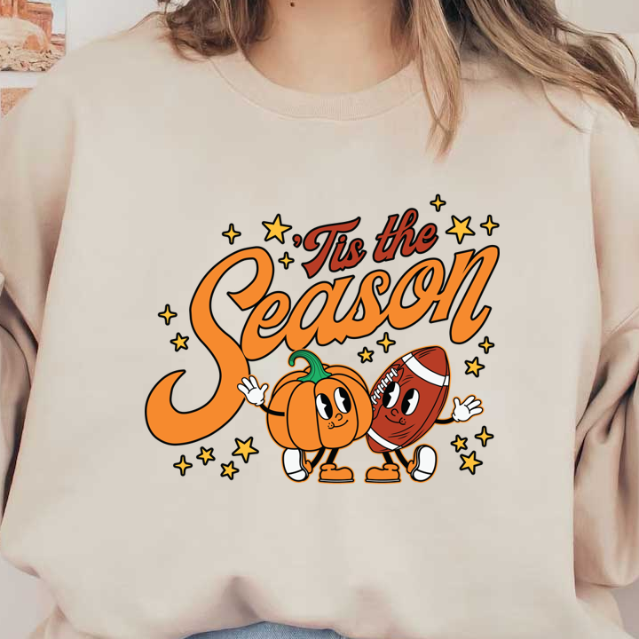 Un diseño alegre que presenta una calabaza sonriente y una pelota de fútbol con la frase "'Tis the Season", adornada con estrellas.