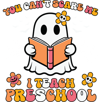 Un fantasma juguetón leyendo un libro, rodeado de divertidos diseños florales y telarañas, con la frase "No puedes asustarme, enseño en preescolar".