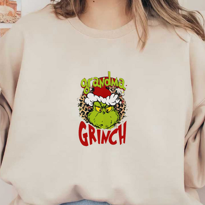 Gráfico festivo y divertido de "Grandma Grinch" que presenta a un Grinch travieso con un gorro de Papá Noel sobre un fondo con estampado de leopardo. Transferencias DTF