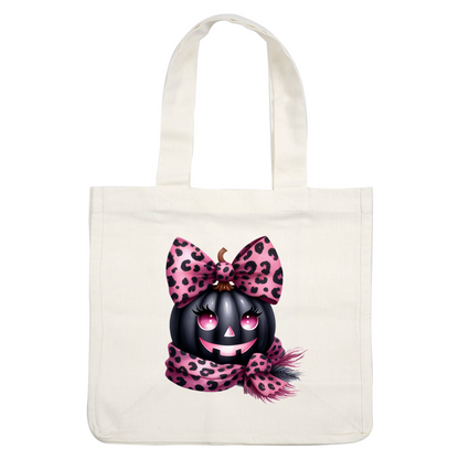 ¡Esta linda calabaza negra presenta divertidos accesorios con estampado de leopardo rosa, incluido un lazo grande y una bufanda acogedora, perfecta para Halloween!