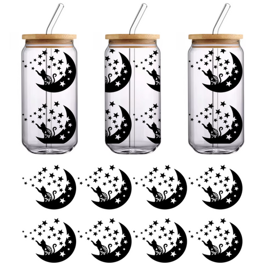 Una ilustración minimalista en blanco y negro de la silueta de un gato, que muestra su forma elegante y su postura grácil. Transferencias UV