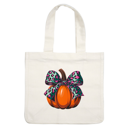 Una calabaza naranja vibrante adornada con un elegante lazo con estampado de leopardo en verde azulado, rosa y negro para darle un toque otoñal divertido.