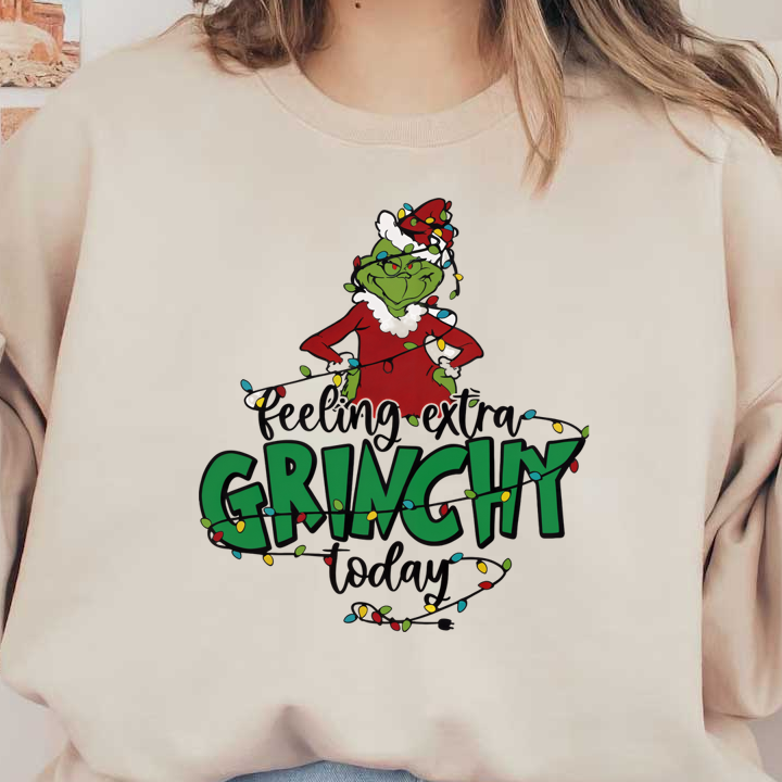 Ilustración caprichosa del Grinch con luces festivas, con el lema "Me siento muy Grinch hoy", perfecta para el humor navideño. Transferencias DTF