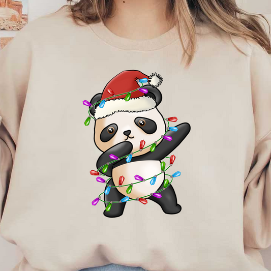 Un alegre panda con un gorro de Papá Noel está envuelto de forma divertida en coloridas luces navideñas, que encarnan la alegría y la diversión festivas.