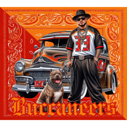 Esta vibrante obra de arte presenta una figura segura de sí misma con el equipo de los Buccaneers, junto a un elegante automóvil antiguo y un amigable pitbull.