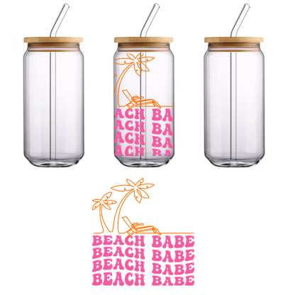 Un gráfico vibrante de "Beach Babe" que presenta palmeras divertidas y un ambiente playero relajado, perfecto para prendas o accesorios de verano. Transferencias UV