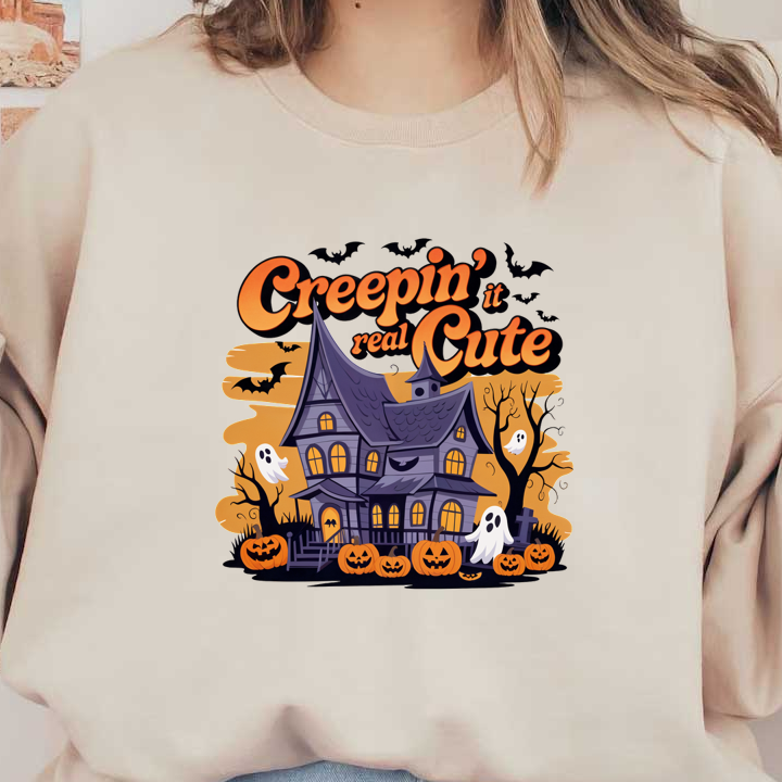 Una divertida ilustración con temática de Halloween que presenta una casa espeluznante, fantasmas divertidos, calabazas y la frase "Creepin' it real Cute".