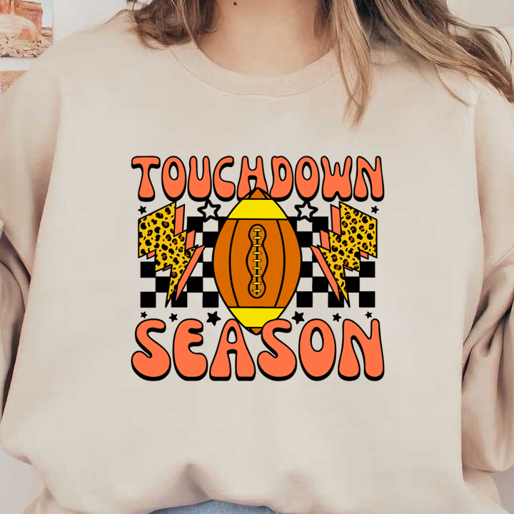 ¡Prepárate para el fútbol con este vibrante diseño "Touchdown Season" que incluye un balón de fútbol colorido y llamativos gráficos de rayos!