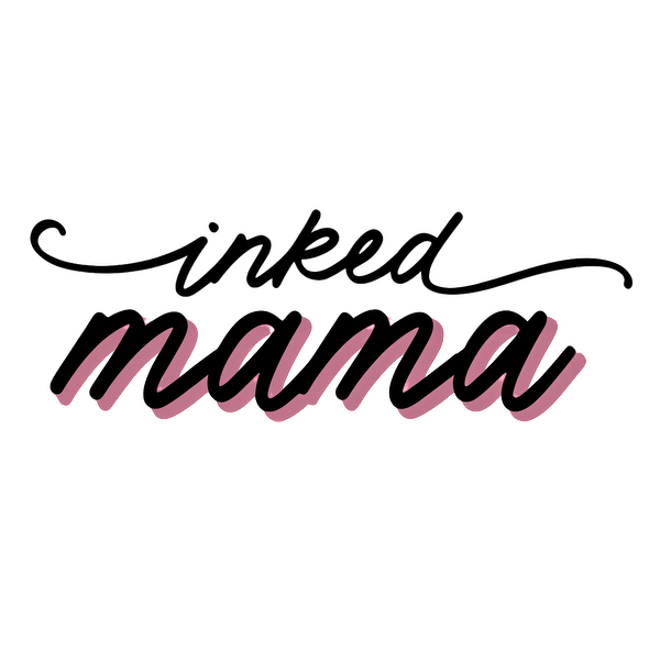 Un logotipo elegante que presenta las palabras "inked mama" en una escritura elegante, combinando letras divertidas y audaces en rosa suave y negro. Transferencias DTF