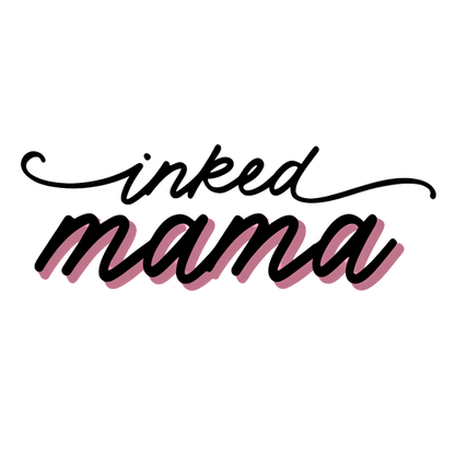 Un logotipo elegante que presenta las palabras "inked mama" en una escritura elegante, combinando letras divertidas y audaces en rosa suave y negro. Transferencias DTF