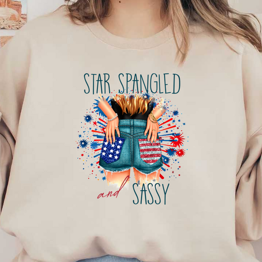 Celebre la libertad con este gráfico moderno que presenta "Star Spangled and Sassy" junto con elegantes pantalones cortos de mezclilla adornados con banderas estadounidenses.
