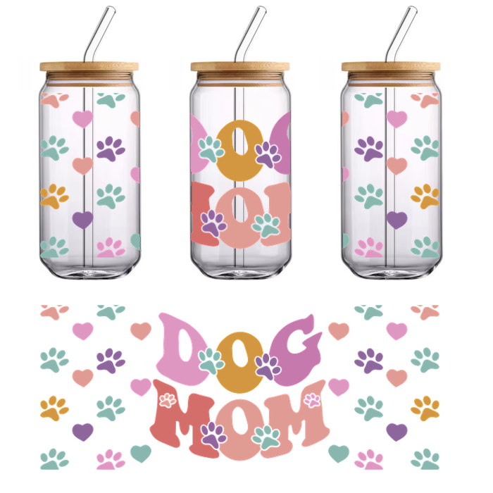 Un diseño divertido y colorido que celebra a "Dog Mom", adornado con corazones y huellas de patas en tonos vibrantes. Transferencias UV