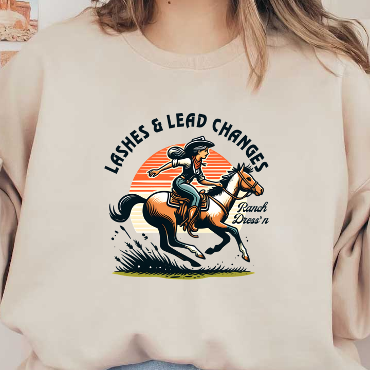 Una vibrante ilustración de estilo retro que presenta a una vaquera montada a caballo con la frase "Lashes &amp; Lead Changes" (Cambios de pestañas y plomo) elegantemente mostrada.