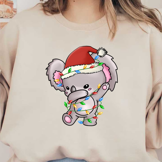 Un simpático koala de dibujos animados lleva un gorro de Papá Noel y está envuelto juguetonamente en coloridas luces navideñas.