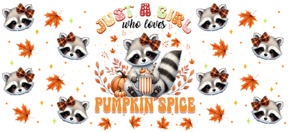 Un gráfico extravagante con temática otoñal que presenta lindos mapaches con moños, calabazas y la frase "Just a Girl Pumpkin Spice". Transferencias UV