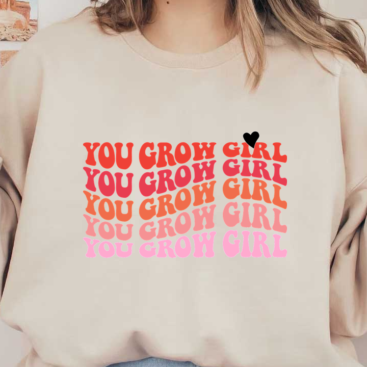 Diseño de texto colorido y divertido "You Grow Girl" con letras atrevidas y redondeadas en varios tonos de rosa y naranja.