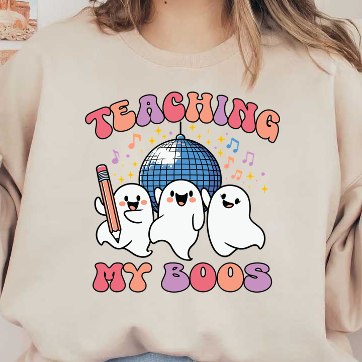 Un diseño divertido que presenta fantasmas alegres bailando bajo una bola de discoteca, celebrando "Teaching My Boos" con notas musicales y colores vibrantes.