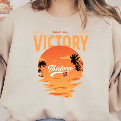 Un vibrante diseño de atardecer con palmeras y el texto "Victory Thirteen - The Best Club", que simboliza buena suerte y familia.