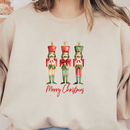 Tres coloridos soldados cascanueces con atuendos festivos celebran las fiestas con un mensaje de "Feliz Navidad" debajo.