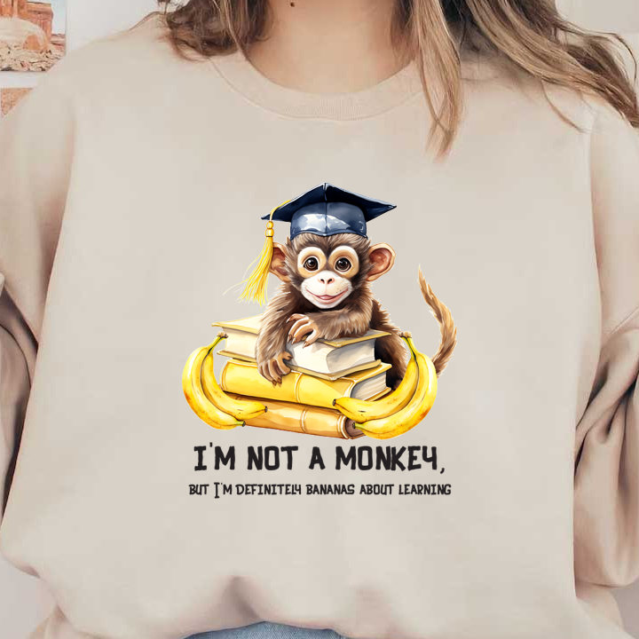 Un mono alegre con una gorra de graduación se sienta encima de libros, rodeado de plátanos, y promueve un mensaje divertido sobre el aprendizaje.