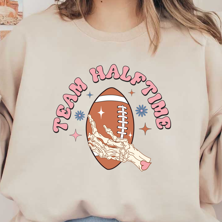 Un diseño divertido que presenta una mano de esqueleto sosteniendo una pelota de fútbol y la frase "Team Halftime" (Equipo medio tiempo) en encantadoras letras rosas.