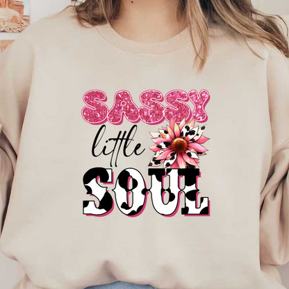 Un diseño vibrante y divertido que presenta las palabras "Sassy Soul" con letras brillantes y un motivo de flores coloridas.