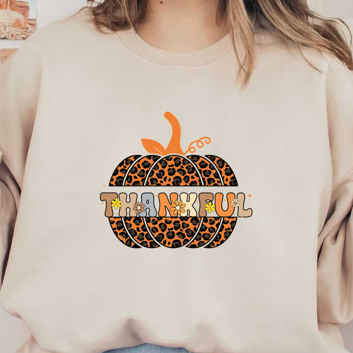 Una elegante calabaza con estampado de leopardo presenta la palabra "THANKFUL" en colores vibrantes, perfecta para celebrar la temporada.