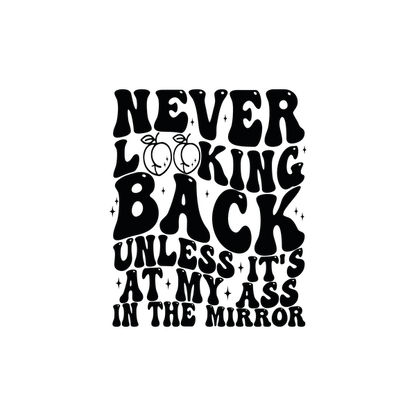Una cita humorística y atrevida que dice: "Nunca mires atrás, a menos que sea a mi trasero en el espejo", con un diseño divertido.