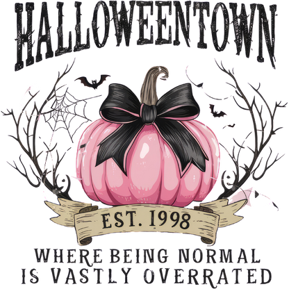 Un diseño caprichoso con una calabaza rosa y un lazo negro que celebra la "Ciudad de Halloween", fundada en 1998, con un lema peculiar.