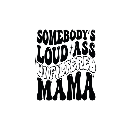 Un diseño gráfico audaz que presenta la divertida frase "Somebody's Loud Ass Unfiltered Mama", perfecta para expresar una actitud divertida y sin complejos.