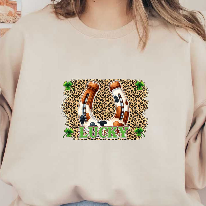 Una ilustración vibrante que presenta una herradura de la suerte adornada con un fondo con estampado de leopardo y tréboles, que enfatiza la buena fortuna.