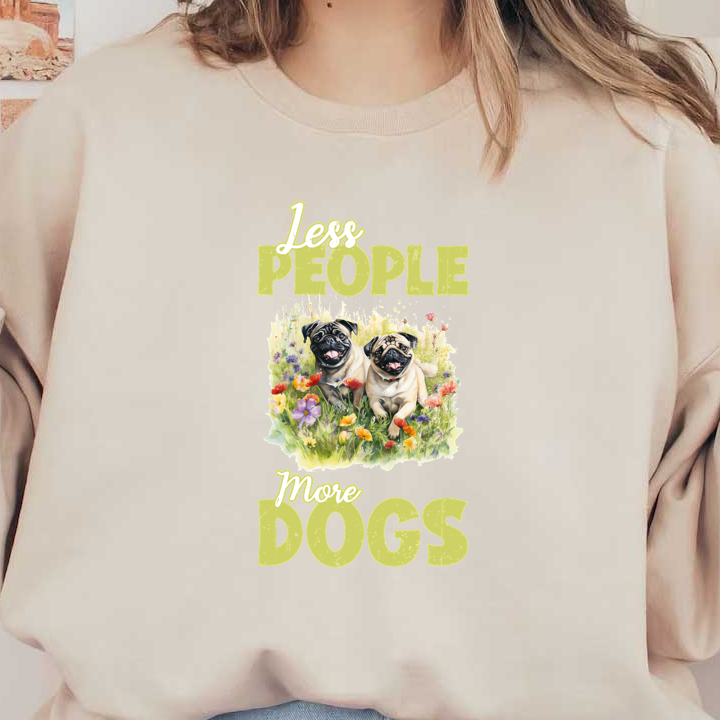 Un diseño encantador que presenta dos pugs felices rodeados de flores coloridas, con el lema "Menos gente, más perros".