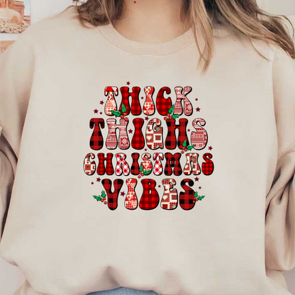 Divertido y festivo, este diseño presenta la frase "Thick Thighs Christmas Vibes" en letras rojas, estampadas y llamativas, adornadas con acebo.