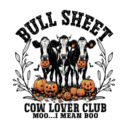 Tres vacas extravagantes con calabazas y hojas de otoño crean una escena festiva de Halloween, perfecta para la decoración de temporada.