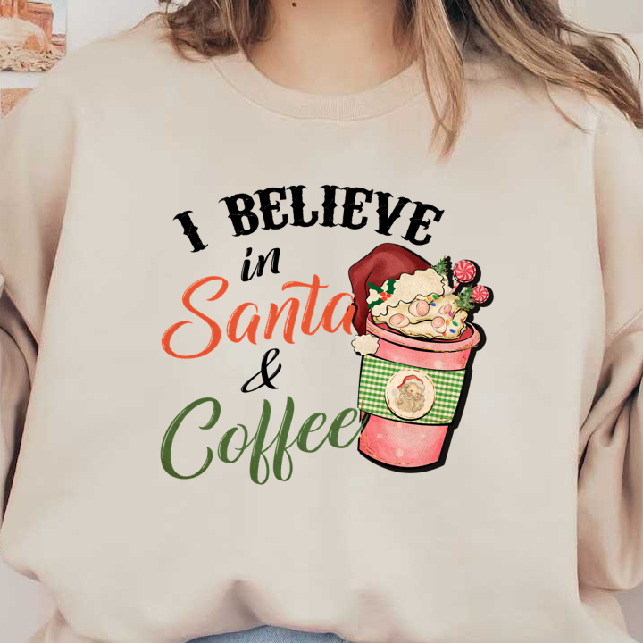 Bonita taza de café con temática navideña, decorada con golosinas festivas, una ilustración de Papá Noel y un texto alegre. ¡Perfecta para Navidad!