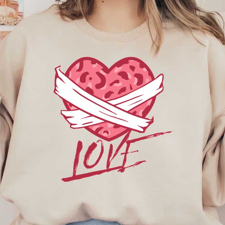 Un corazón rosa vibrante con un divertido diseño de estampado de leopardo, envuelto en cintas blancas y con la palabra "AMOR" debajo.