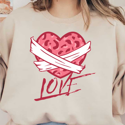 Un corazón rosa vibrante con un divertido diseño de estampado de leopardo, envuelto en cintas blancas y con la palabra "AMOR" debajo.