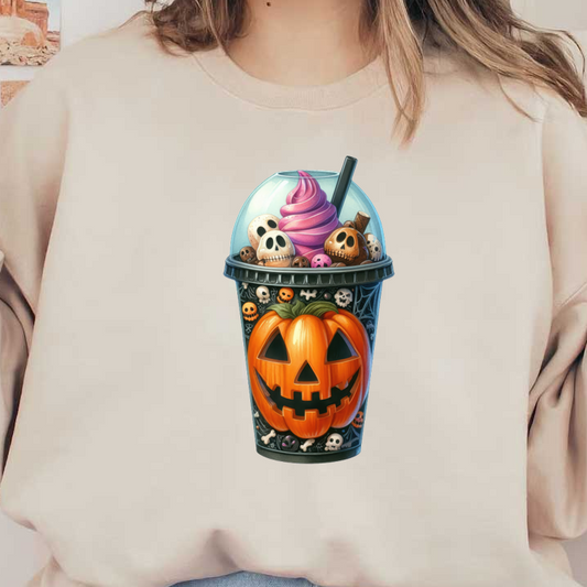 Una bebida festiva con temática de Halloween que presenta una taza de calabaza sonriente, cubierta con helado en forma de remolino morado y decoraciones de calaveras.