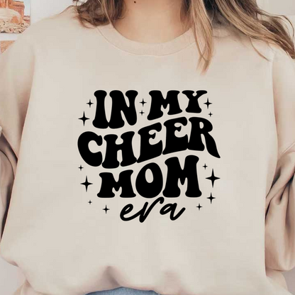 Un diseño divertido que presenta la frase "IN MY CHEER MOM EVA", que celebra el apoyo maternal y la animación. Transferencias DTF