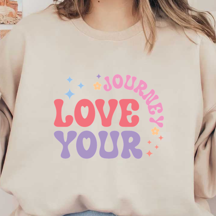 Diseño tipográfico brillante y alegre que presenta la frase "Love Your Journey", adornada con extravagantes estrellas y flores.