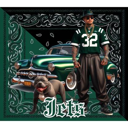 Una elegante figura con una camiseta verde de los Jets posa con un pitbull frente a un automóvil verde antiguo.