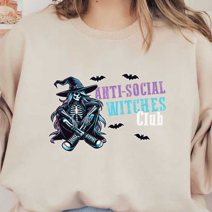 ¡Únete al "Club de Brujas Antisociales" que presenta un esqueleto elegante con un sombrero de bruja, perfecto para el ambiente de Halloween!