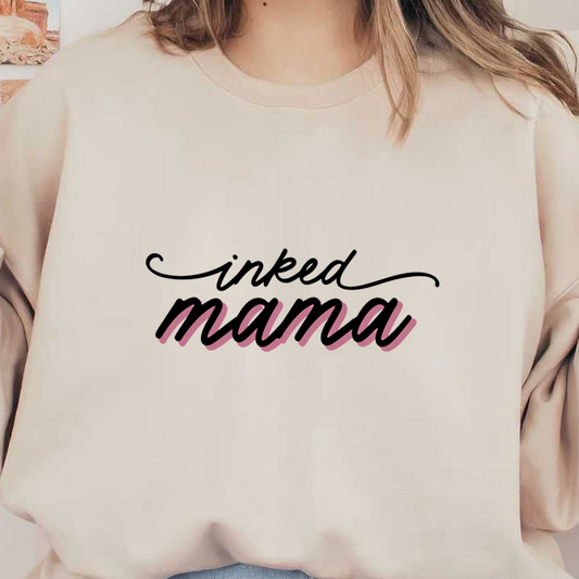 Un logotipo elegante que presenta las palabras "inked mama" en una escritura elegante, combinando letras divertidas y audaces en rosa suave y negro. Transferencias DTF