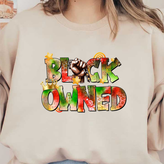 Diseño atrevido y vibrante "BLOCK OWNED" que presenta un puño levantado y acentos coloridos, que simbolizan el empoderamiento y la propiedad de la comunidad.