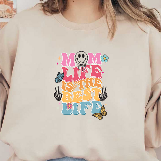 Un gráfico vibrante y divertido que enfatiza "La vida de mamá es la mejor vida", adornado con mariposas, flores y una calavera para darle un toque único.