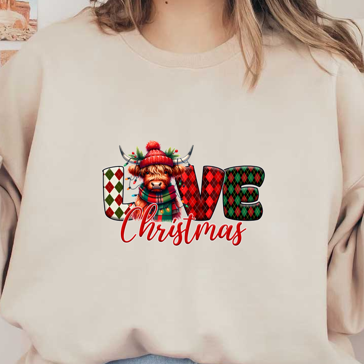 Una ilustración festiva que presenta una linda vaca de las Highlands con un gorro navideño, rodeada de las palabras "Love Christmas" (Amo la Navidad) en colores vibrantes.