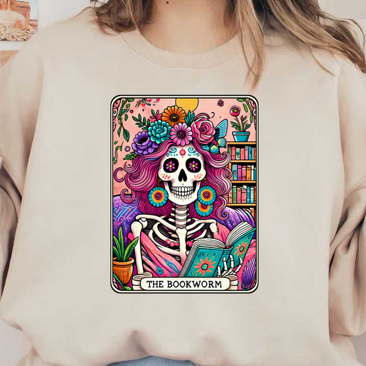 Una colorida ilustración de un esqueleto leyendo un libro, adornada con flores y patrones vibrantes, titulada "EL RATÓN DE BIBLIOTECA".