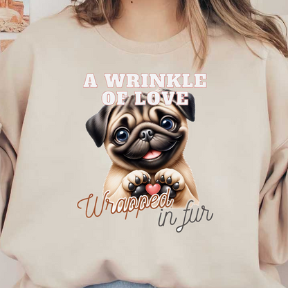 Una linda ilustración de un pug con ojos grandes y una expresión juguetona, con el texto "Una arruga de amor envuelta en piel".