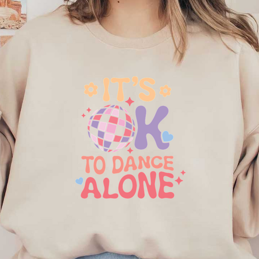 Un diseño colorido y caprichoso que presenta la frase "Está bien bailar solo" junto a una vibrante bola de discoteca.