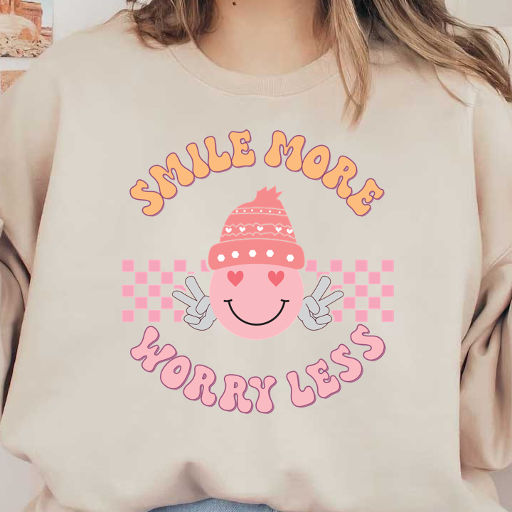 Un diseño gráfico alegre que presenta una cara rosada sonriente con un sombrero y que fomenta la positividad con la frase "Sonríe más, preocúpate menos".